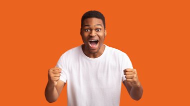 Zenci adam turuncu stüdyoda bağırıyor.