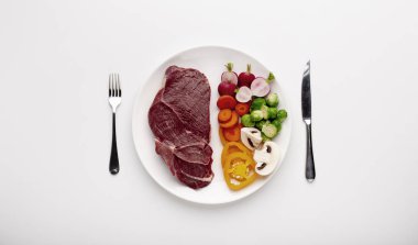 Et ve sebze protein kaynaklarıyla servis edilmiş.