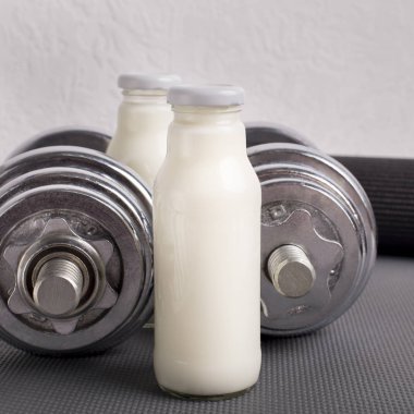 Gri arka planda protein kokteyli olan detoks şişeleri