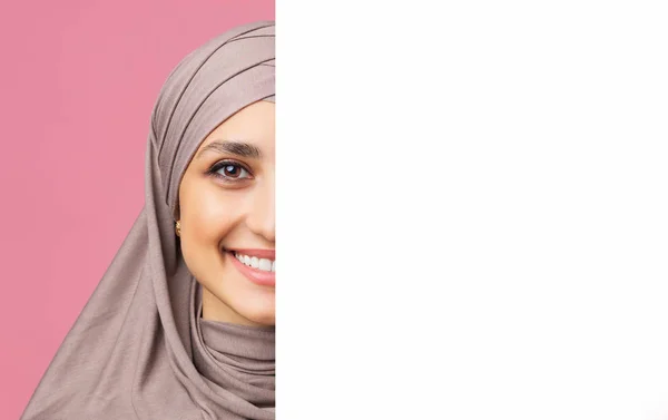 Senyum wanita arab dalam jilbab berdiri di belakang papan iklan putih — Stok Foto