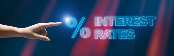 Mano femminile che indica il segno percentuale al neon e l'iscrizione del tasso di interesse — Foto Stock