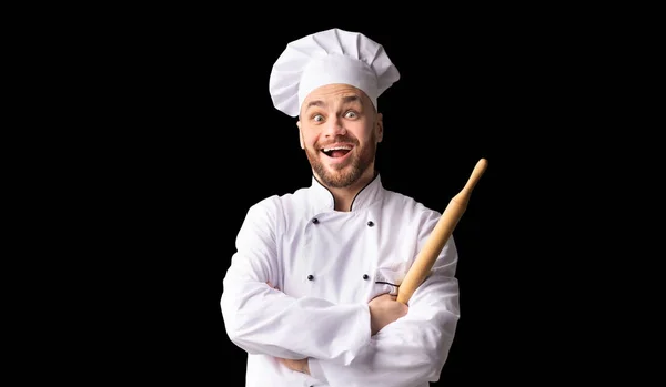 Bersemangat Baker Holding Rolling Pin Posing Over Black Background, Panorama — Stok Foto