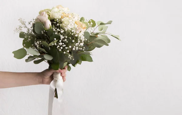 Svatební nebo narozeninová kytice květin nad šedou — Stock fotografie