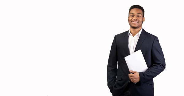Knappe afro guy holding laptop op witte achtergrond — Stockfoto