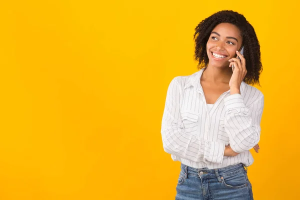 Modelo afro feliz hablando en el teléfono móvil — Foto de Stock