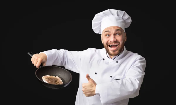 Chef Man sosteniendo la sartén con filete Gestos Pulgares hacia arriba, Estudio — Foto de Stock