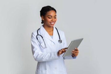 Çevrimiçi Doktor Danışmanlık. Dijital Tablet kullanan Siyah Kadın Terapistin Portresi