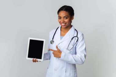 Afro Kadın Doktor Boş Ekran ile Dijital Tableti Gösteriyor