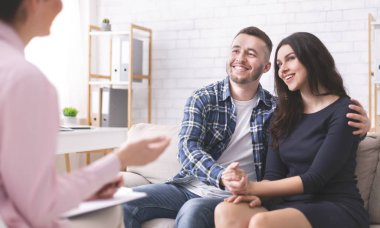 Mutlu eşler aile terapisti, panorama dinliyorlar.