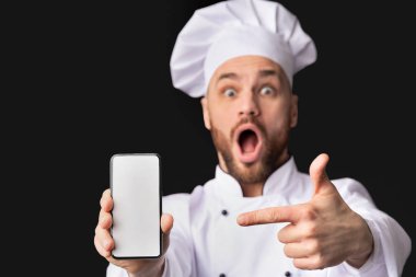 Şef Telefon Ekranı Gösteriyor Siyah Arkaplanda Uygulama Önerisi, Model