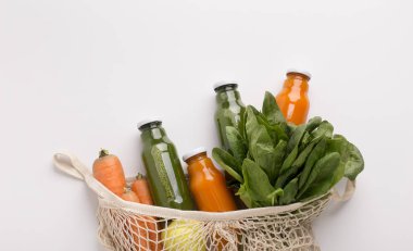 Cam şişelerde taze meyve püresi ve yeniden kullanılabilir poşetlerde taze sebzeler.