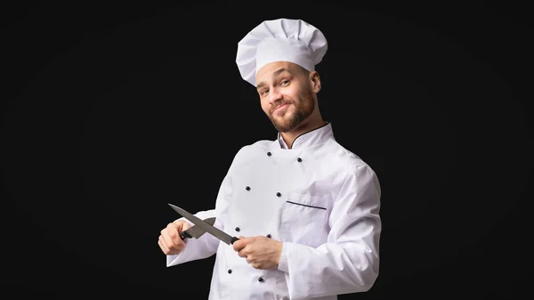 Funny Chef Man Sharpening Knives Standing, Studio Shot, Panorama — Stock Photo, Image