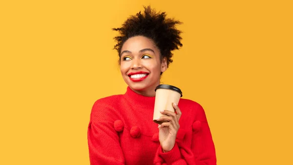 Happy afro žena drží hrnek na kávu ve studiu — Stock fotografie