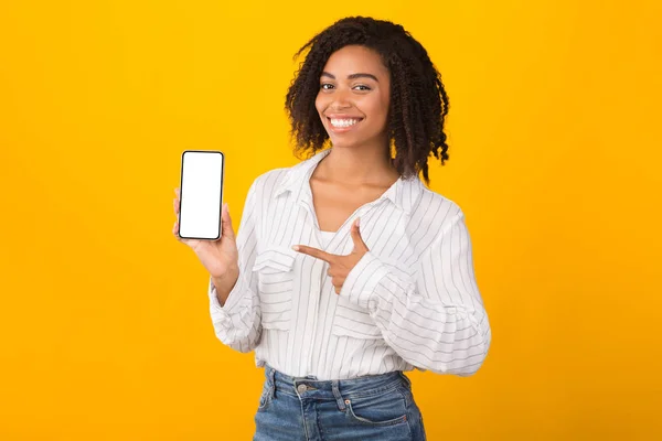 Smiling afro woman showing new app on phone — 스톡 사진