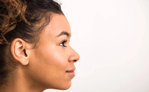 Profil portret kobiety afro z czystą gładką skórą — Zdjęcie stockowe