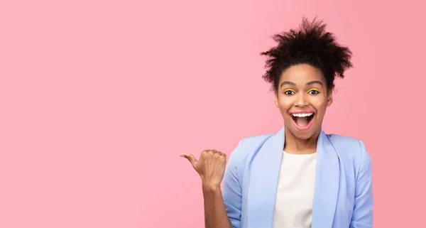 Eccitato donna nera puntando il dito contro lo spazio libero — Foto Stock