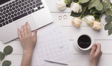 Dişi eller evlilik hazırlığı, dizüstü bilgisayar, kağıt takvim