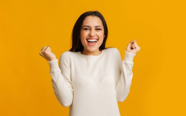 Kendinden geçmiş İspanyol kız sarı arka plandaki başarısını duygusal olarak kutluyor.