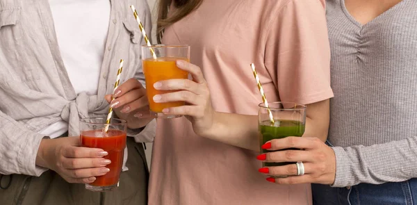 Tanımlanamayan genç kadınlar ellerinde pipetle detoks içecekleri tutuyorlar. — Stok fotoğraf