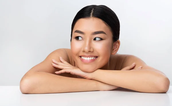 Concepto de belleza. feliz asiático chica relajante después cosmetología tratamiento — Foto de Stock