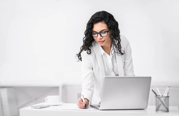 Mujer mexicana tomando algunas notas e ideas —  Fotos de Stock