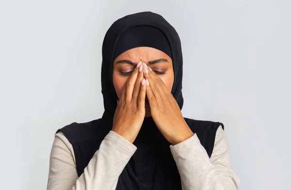 Donna musulmana nera sconvolta in hijab che copre il viso con le mani — Foto Stock