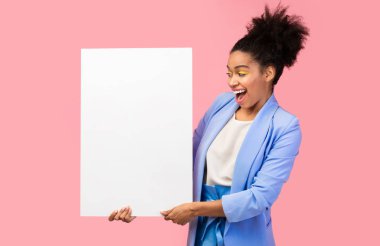 Gülümseyen afro kız reklam için beyaz kağıt tutuyor.