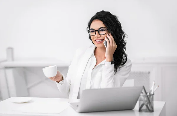 Smiling hispanic businesswoman talking on her cellphone — 스톡 사진