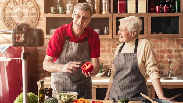 Fortgeschrittene Senioren Paar Aufnahme Video-Blog in der Küche — Stockfoto