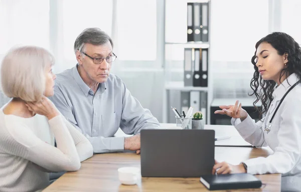 Mexikanischer Arzt erklärt älteren Paaren Diagnose — Stockfoto