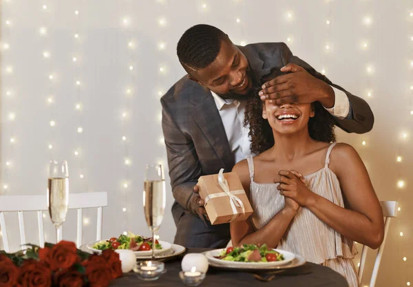 Homem apaixonado fazendo surpresa para a mulher no Dia dos Namorados — Fotografia de Stock