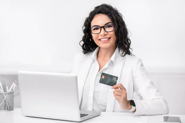 Braziliaans meisje met credit card kijken naar camera — Stockfoto