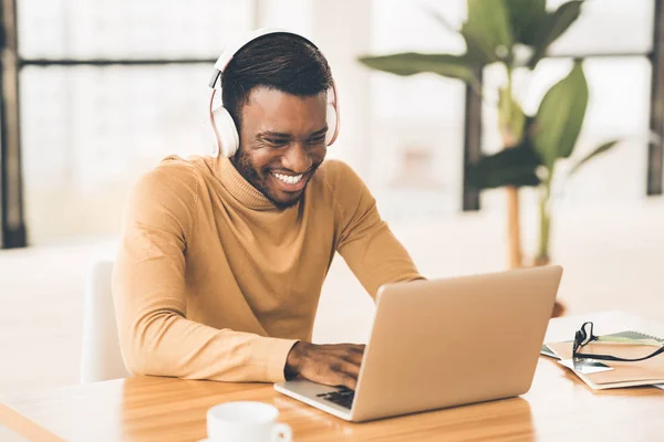 Sonriente afroamericano hombre de negocios charlando en línea en el trabajo —  Fotos de Stock