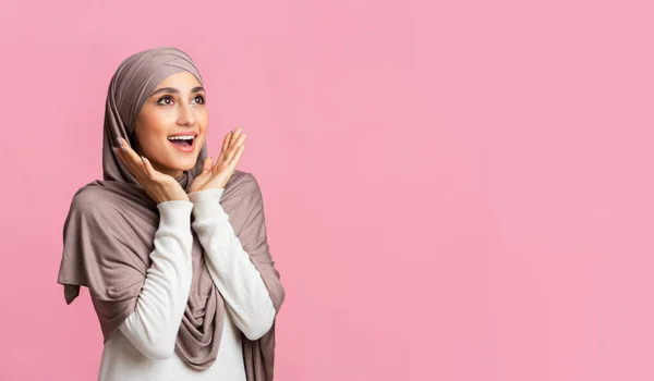 Porträt einer erstaunten Muslimin im Hijab vor rosa Hintergrund — Stockfoto