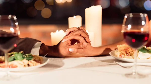 Cônjuges irreconhecíveis segurando as mãos Intertravando os dedos na mesa no restaurante — Fotografia de Stock