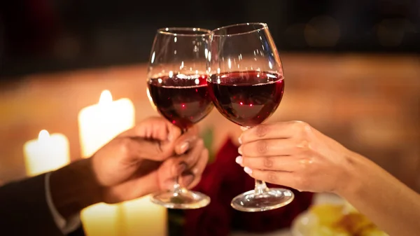 Felismerhetetlen pár Clinking Glass having Date In Restaurant, Vágott, Panoráma — Stock Fotó