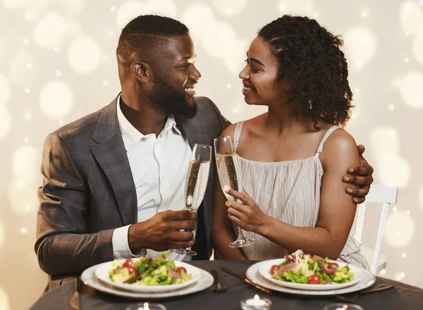 Αφρικανός άντρας και γυναίκα γιορτάζουν την Ημέρα του Αγίου Βαλεντίνου στο εστιατόριο — Φωτογραφία Αρχείου