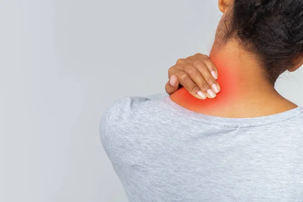 Giovane donna che soffre di dolore acuto al collo — Foto Stock