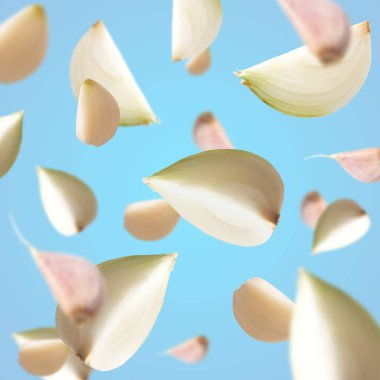 Beyaz zemin üzerinde taze uçan soğan, izole