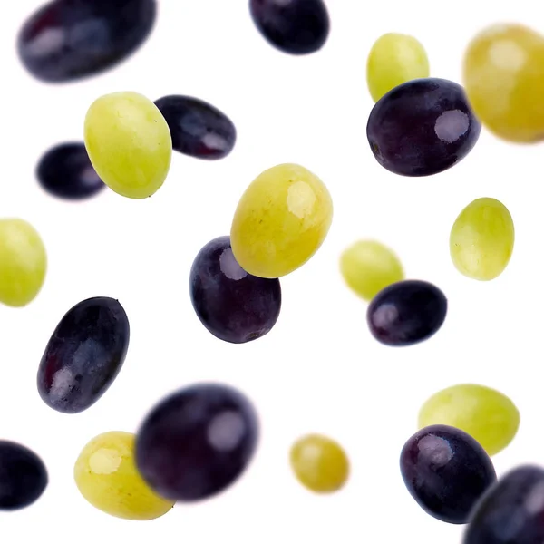 Schwarze und grüne Oliven fliegen über weißen Hintergrund — Stockfoto