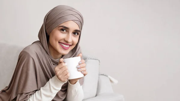 Potret gadis arab yang tersenyum sambil minum teh di rumah — Stok Foto