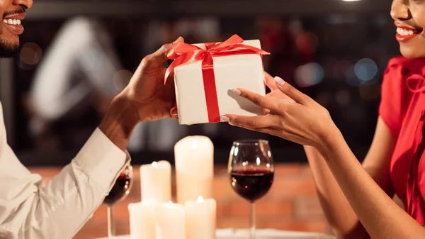Nierozpoznawalny mąż dający żonie prezent na kolację w restauracji, Panorama — Zdjęcie stockowe