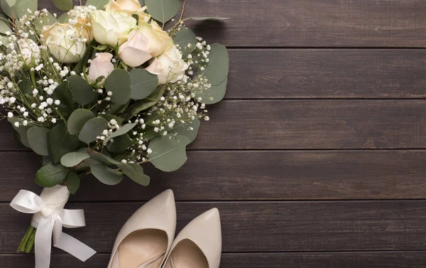 Mooie luxe bruiloft boeket en hakken voor bruid — Stockfoto
