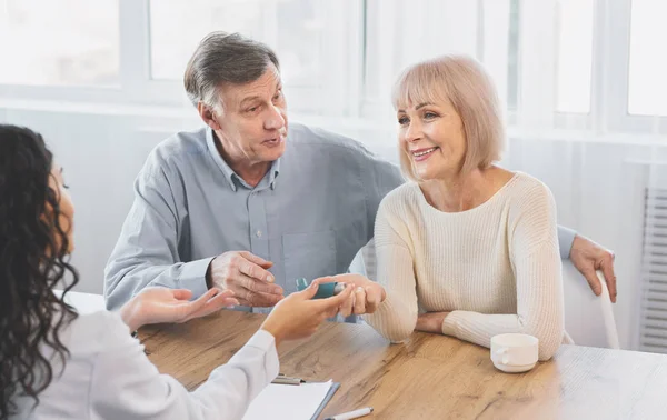 Ärztin verabreicht Seniorin blauen Inhalator — Stockfoto