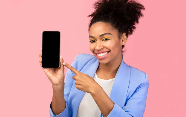 Schwarzes Mädchen zeigt leeren schwarzen Handybildschirm — Stockfoto