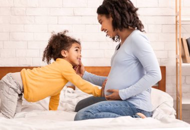 Kız Dokunuyor Anneler Hamile Karnı Evde Yatakta Oturuyor