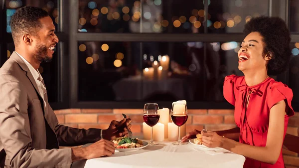 Szczęśliwa para o romantycznej randce rozmawia i śmieje się w restauracji — Zdjęcie stockowe