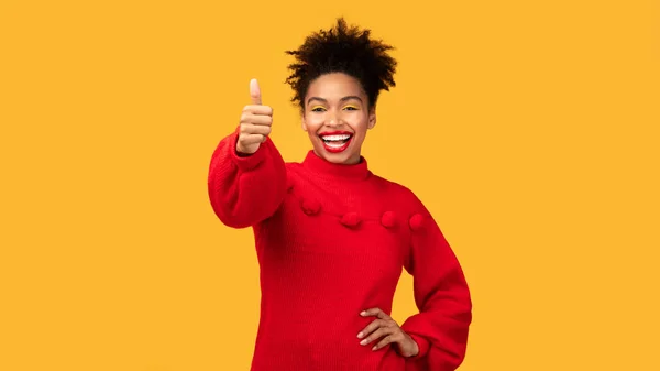 Afro mulher mostrando o polegar para cima e sorrindo — Fotografia de Stock