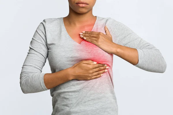 Detailní záběr mladé ženy drcení její prsa — Stock fotografie