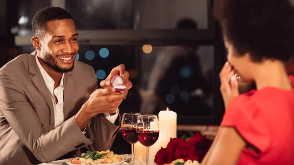 Mann schlägt Freundin Verlobungsring bei Date im Restaurant vor — Stockfoto